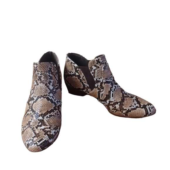 Qupid Shoes - Qupid Snake Print Ankle Boots Brown tan color Woman Size 8.5